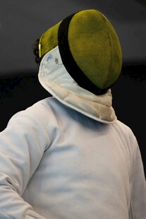 击剑运动员身着装备