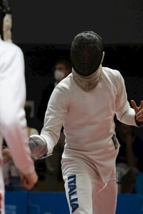 击剑运动员赛场竞技瞬间