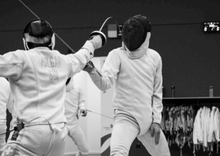 击剑运动员赛场对决瞬间