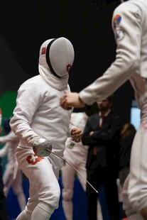 击剑运动员赛场互动瞬间