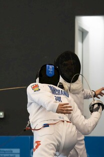 击剑运动员赛场激烈对抗