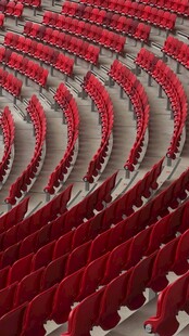 红色剧院座椅整齐排列