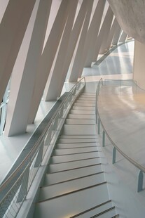 现代建筑内的曲折楼梯