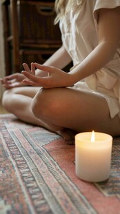 女子烛光中静坐冥想