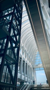 现代建筑内部钢结构景观