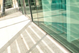 现代玻璃建筑外立面光影