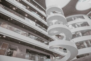螺旋楼梯与现代建筑外观
