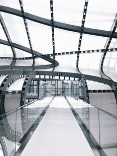 现代玻璃结构室内空间