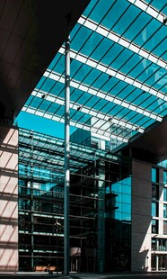 现代玻璃顶棚建筑空间
