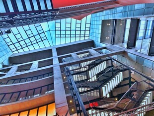 现代建筑内部壮观楼梯景观