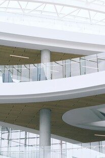 现代建筑内部多层结构景观