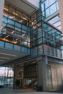 现代玻璃幕墙办公建筑外观