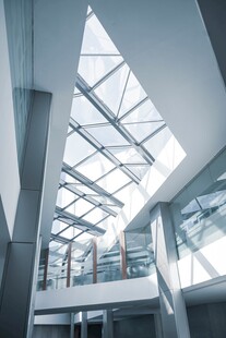 现代建筑室内玻璃天窗景观