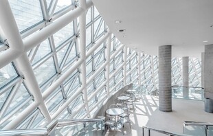 现代玻璃结构建筑内部