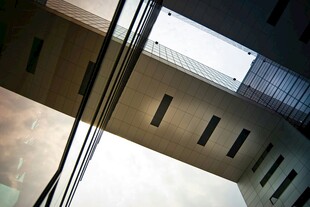仰视下的建筑空间结构