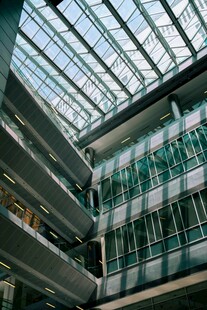 现代玻璃顶多层建筑空间