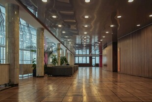 宽敞明亮的现代化室内走廊