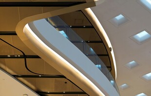 现代建筑独特弧形外观