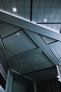现代建筑内部独特天花板设计