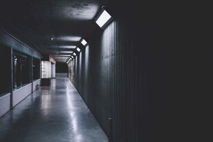 黑暗深邃的神秘走廊