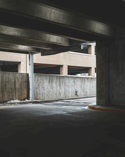 城市桥下的空旷灰暗空间