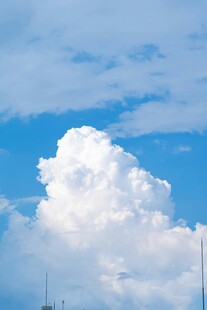 蓝天下的蓬松大云朵