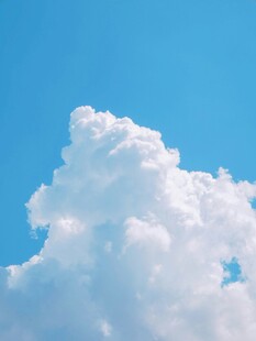 蓝天中的蓬松白云
