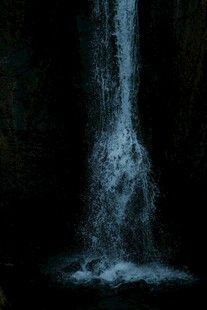 暗夜中的灵动瀑布