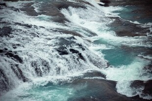 湍急水流瀑布景观