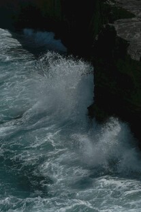 海浪拍击岩石的壮观景象
