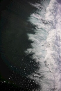 海浪翻涌的动态瞬间