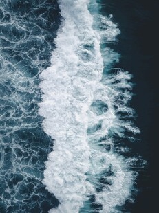 海上浪花翻涌
