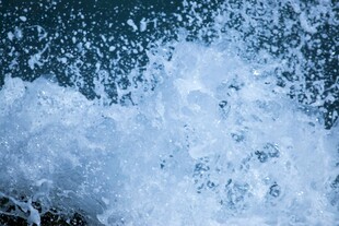 海浪翻涌瞬间