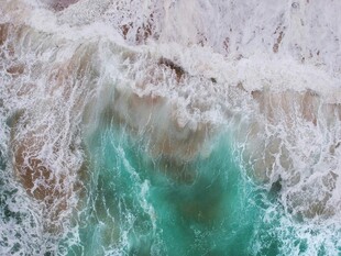 海浪翻涌的绝美海景