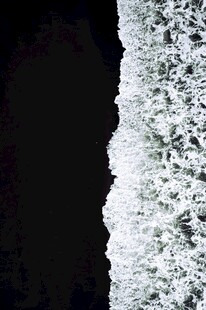 海浪拍打岸边的壮观景象