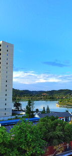 湖畔高楼风景