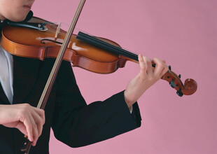 女子专注拉小提琴