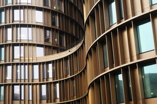 弧形金属结构建筑外观