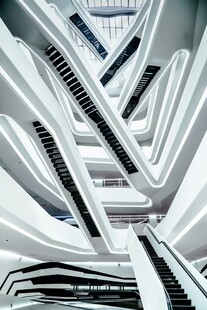 未来感几何线条建筑结构