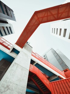 现代建筑独特红色结构