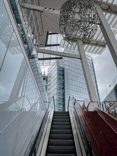 现代建筑内的自动扶梯景观