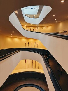 现代建筑中的旋转扶梯景观