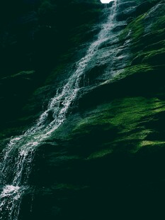 山间飞瀑