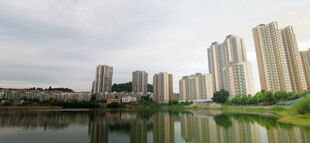 河畔高楼林立的城市风光