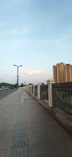 城市河畔大桥上步道风景