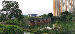 河畔古桥与城市建筑景观