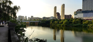 河畔城市风光