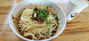 一碗美味的牛肉干拌面