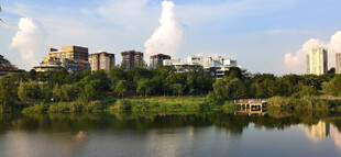 湖畔城市风光云朵美景