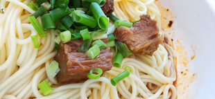 美味红烧牛肉拌面特写